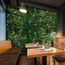 Mooswand mit Blumen und Pflanzen
