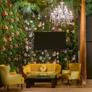 Mooswand mit Blumen und Pflanzen