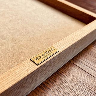 Moos Moos Emblem auf Rahmen aus Eiche